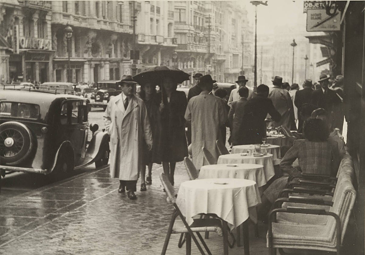 Un día de lluvia en la Gran Vía en 1955