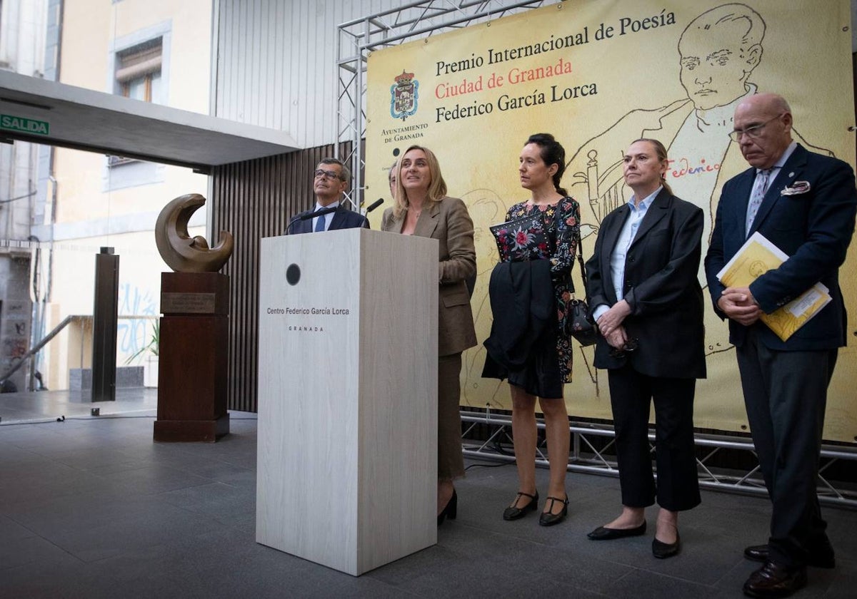 La alcaldesa de Granada, Marifrán Carazo, en el momento de anunciar el fallo del premio