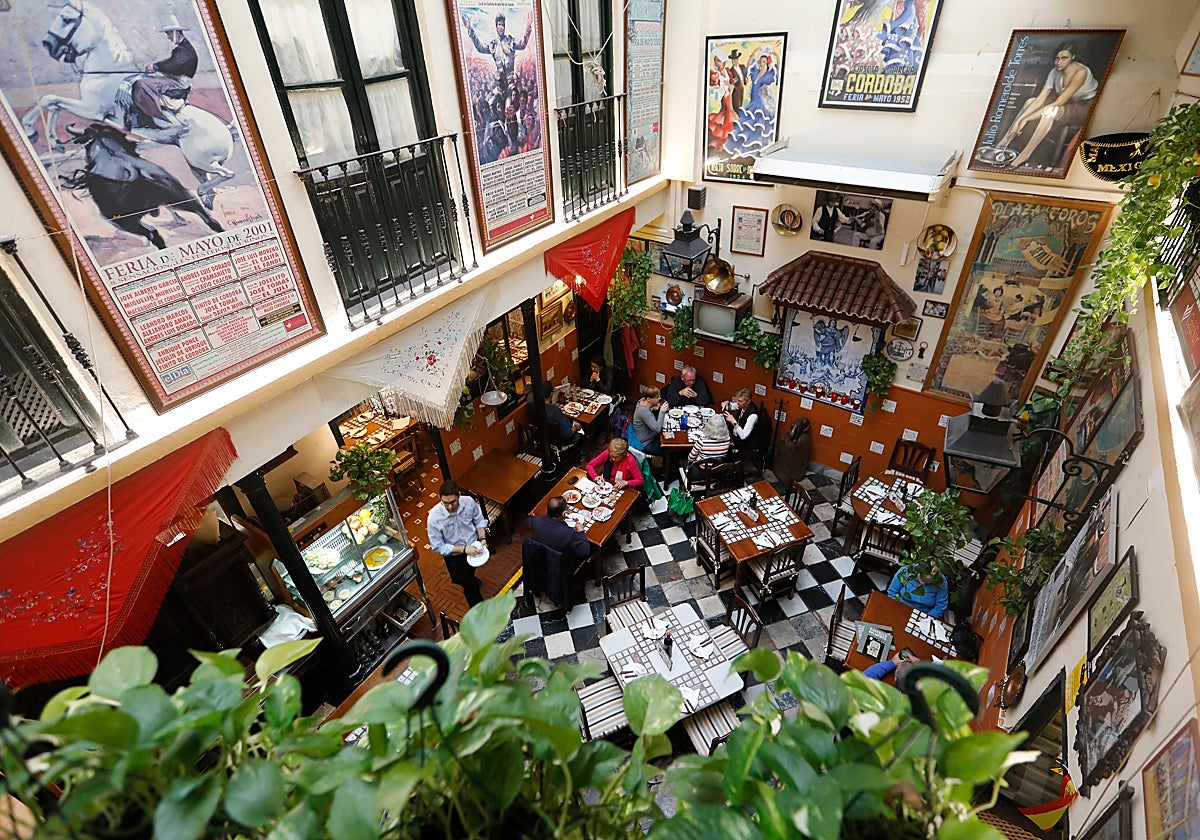 Panorámica del patio central de la céntrica taberna El Pisto de Córdoba