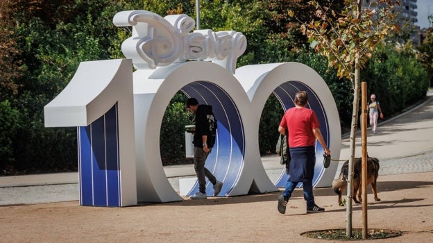 Curiosos ante la instalación temporal en Madrid Río