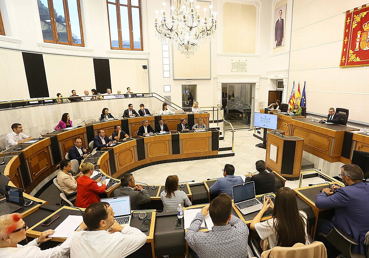 Imagen del pleno extroardinario celebrado este viernes en la Diputación de Alicante