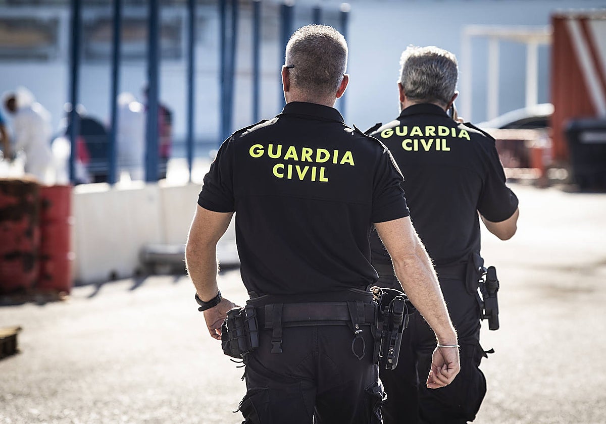 Imagen de archivo de unos agentes de la Guardia Civil