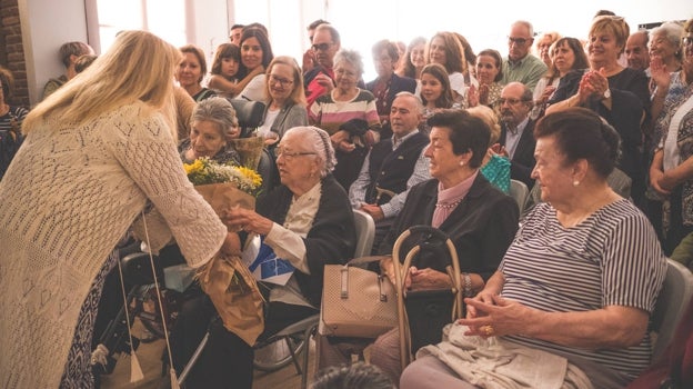 Doxi recibe un ramo de flores de la alcaldesa, Asunción Gema Calderón Roizo