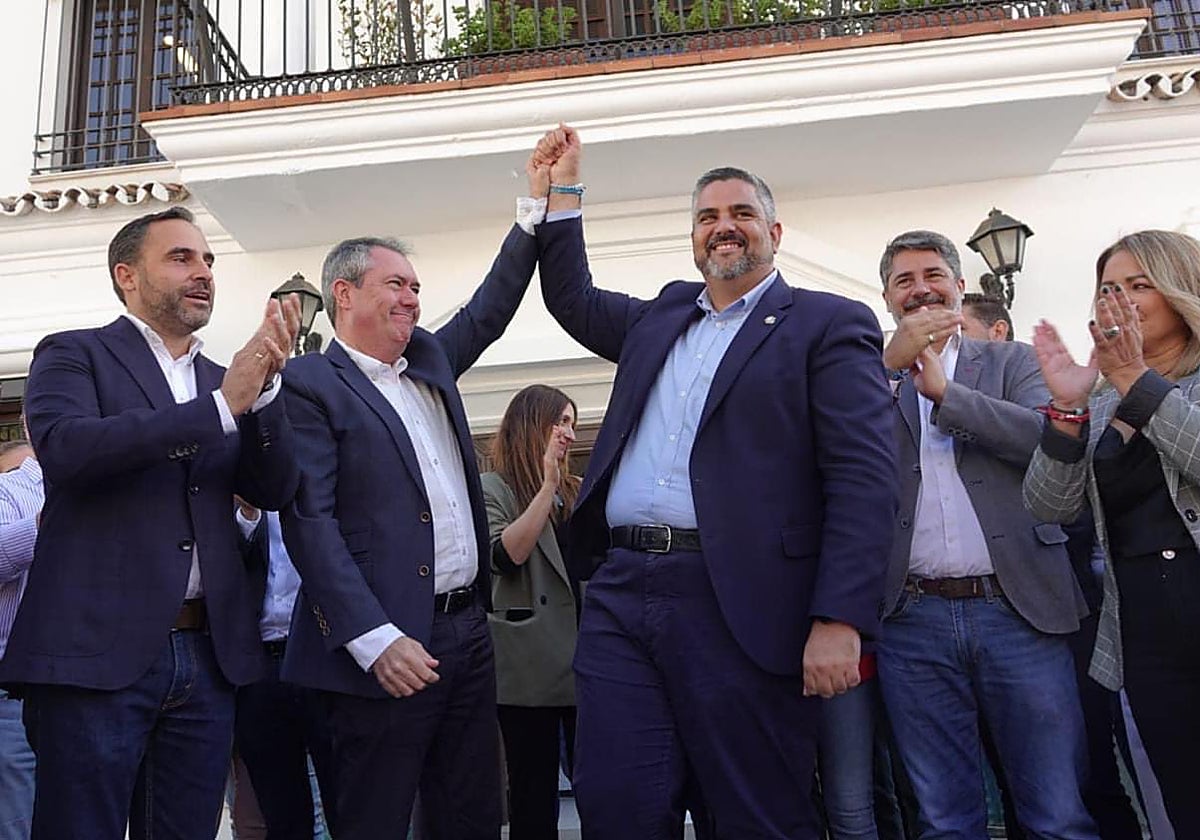 Juan Espadas con Josele González arropados por cargos del PSOE