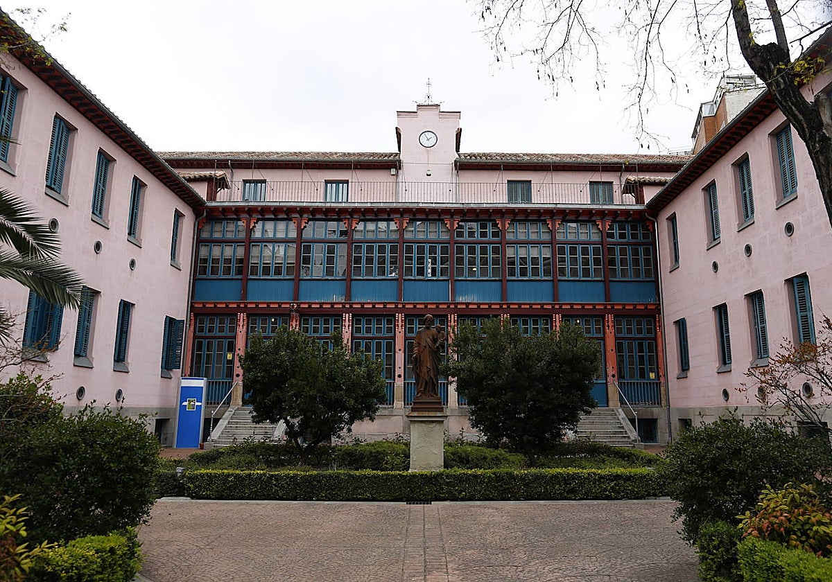 La fachada del Instituto Homeopático de Madrid, en el distrito de Chamberí