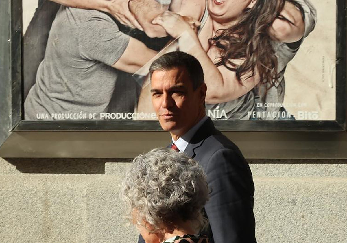 El presidente del Gobierno en funciones, Pedro Sánchez, sale de una de sus reuniones para la investidura