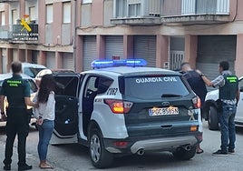 Arrestan a una pareja de ladrones por robos violentos y guardar el botín en una casa okupada de Alicante
