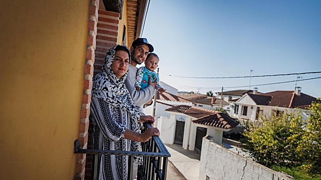 La familia en el balcón de su nueva casa en un pueblo de Cuenca