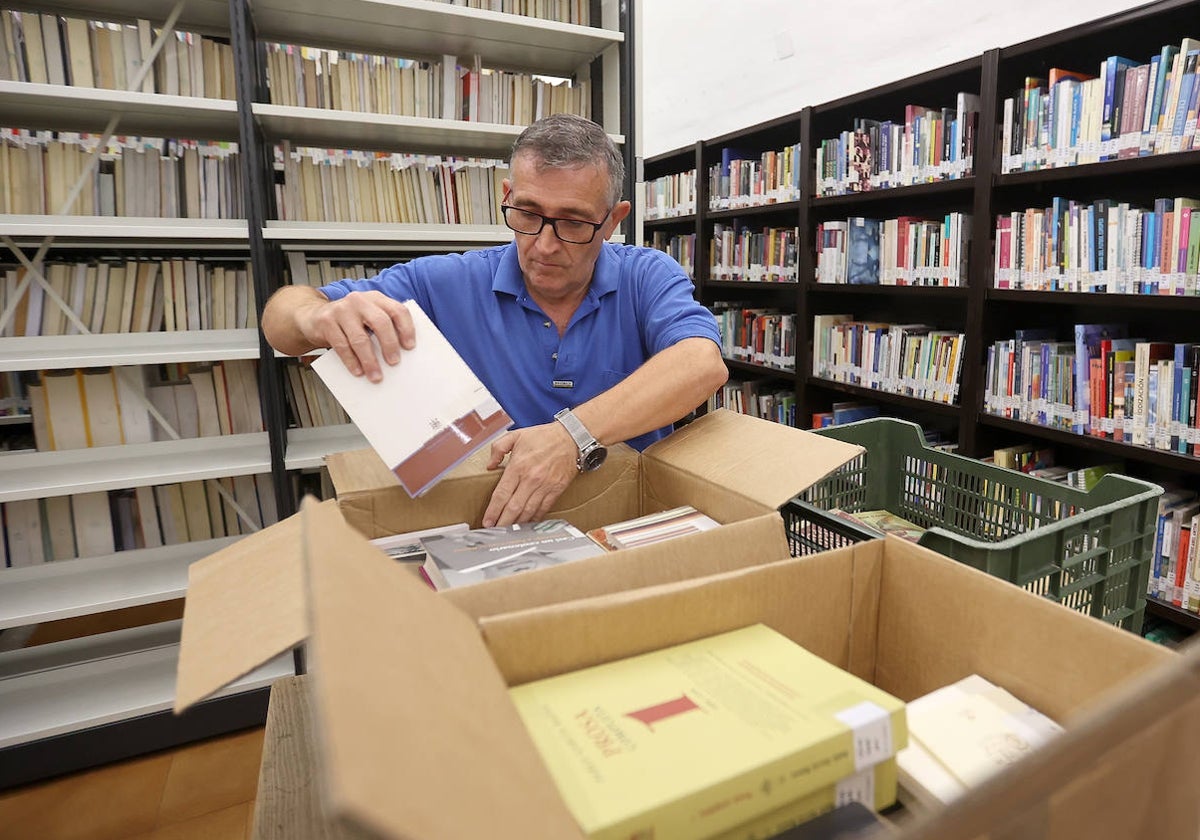 Introducción de libros en cajas para su traslado a la Biblioteca Grupo Cántico