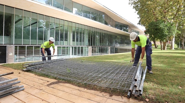 Retirado de las vallas de la nueva Biblioteca Grupo Cántico