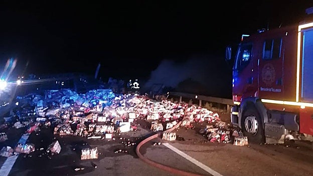 Dos fallecidos y un herido tras chocar dos camiones y arder en la A-6, en Valladolid