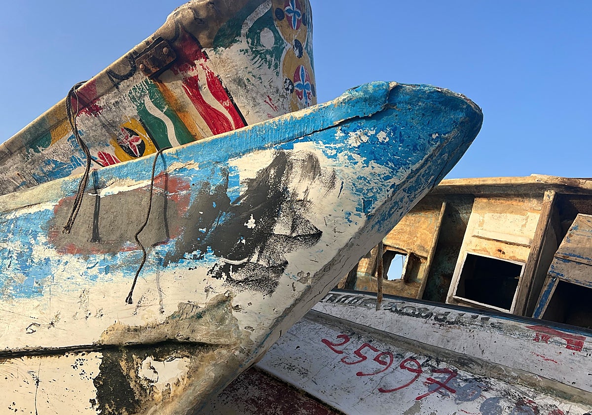 Cayucos de fibra almacenados en el muelle de La Restinga (El Hierro)