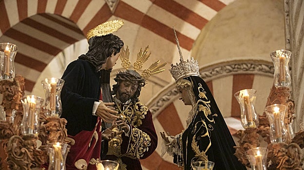 Primer plano del Señor del Buen Suceso, con San Juan y la Virgen de los Dolores, en la Catedral