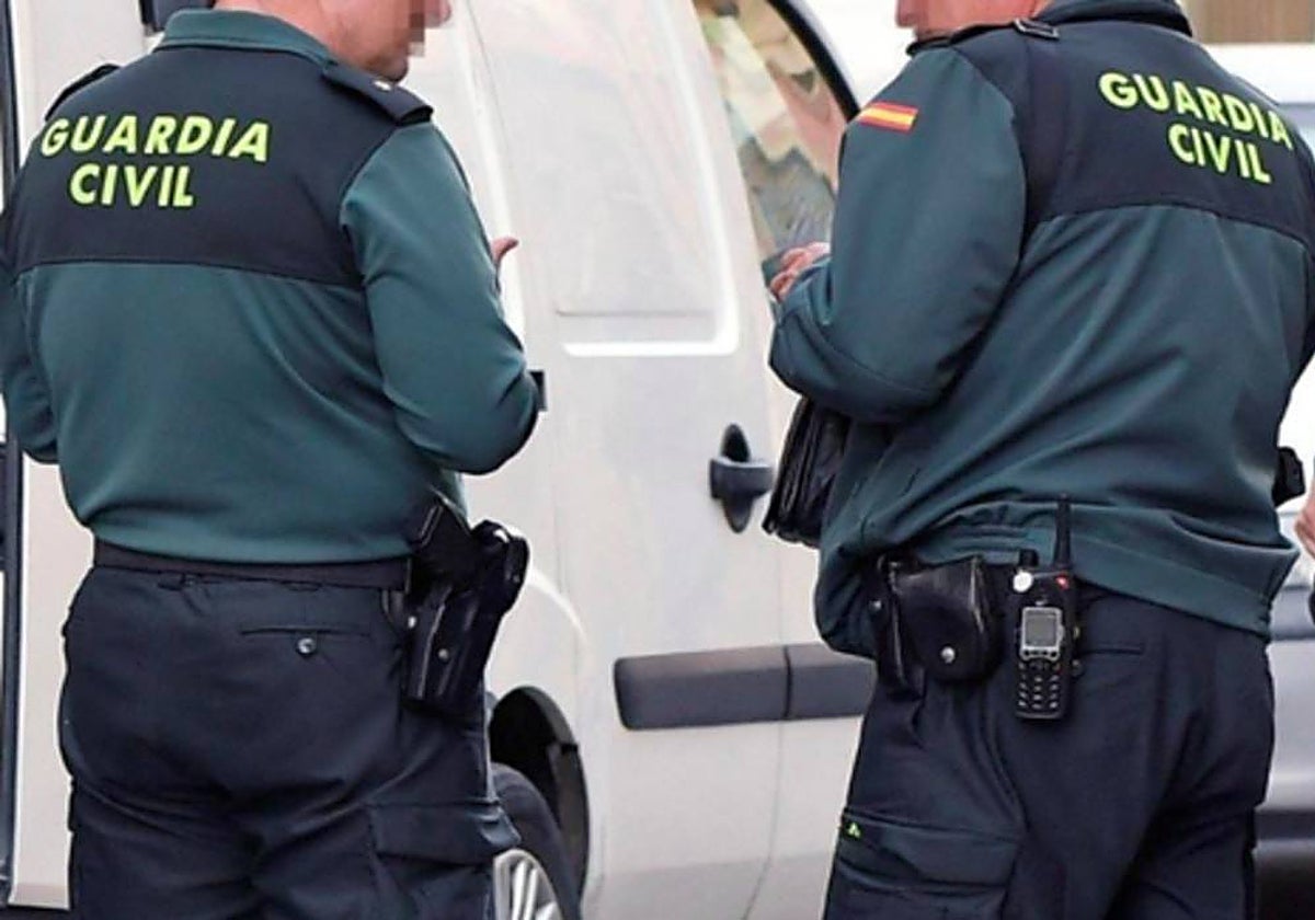 Dos agentes de la Guardia Civil, en una imagen de archivo