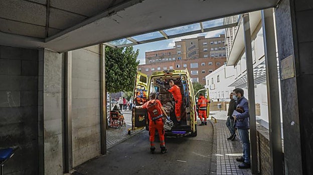 Una ambulancia del 061 en los accesos al hospital Virgen del Rocío de Sevilla