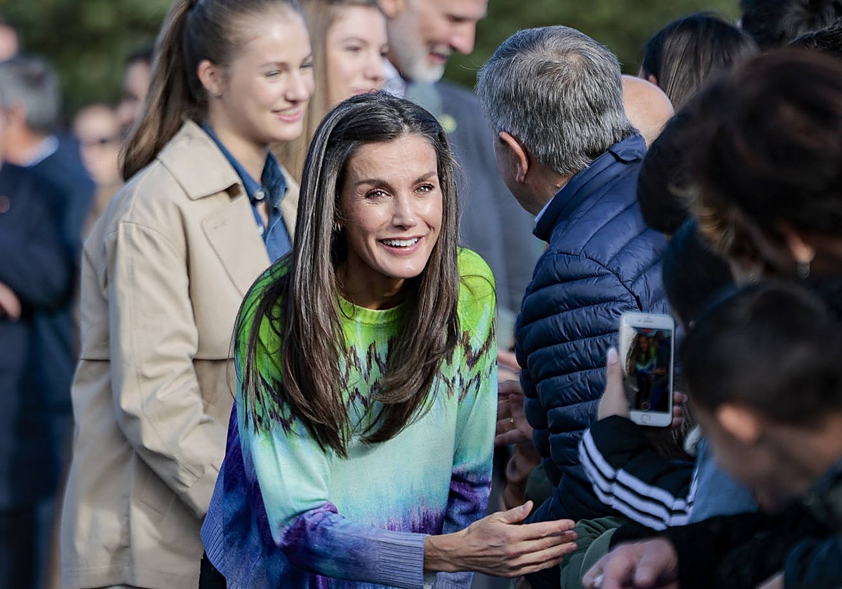 La reina Letizia, en su llegada a la parroquia de Arroes