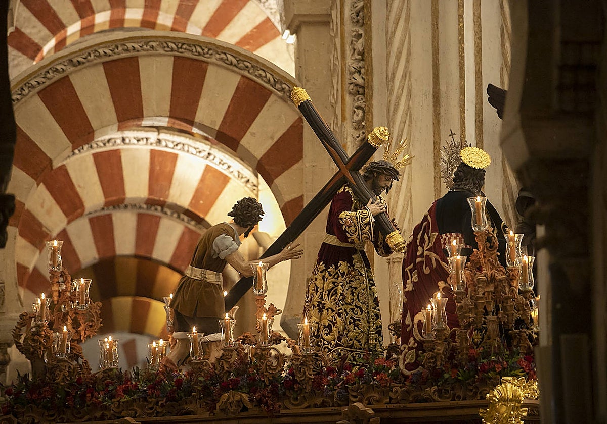 Paso de misterio del Señor del Buen Suceso, este sábado, bajo el bosque de columnas