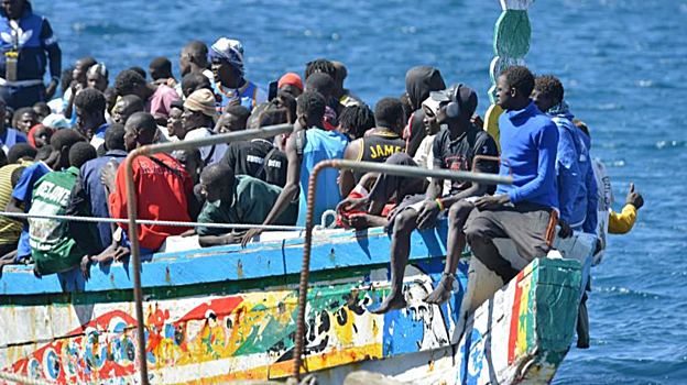 Un cayuco con 320 personas llega al muelle de la Restinga, en El Hierro, el mayor de la historia de la Ruta Canaria