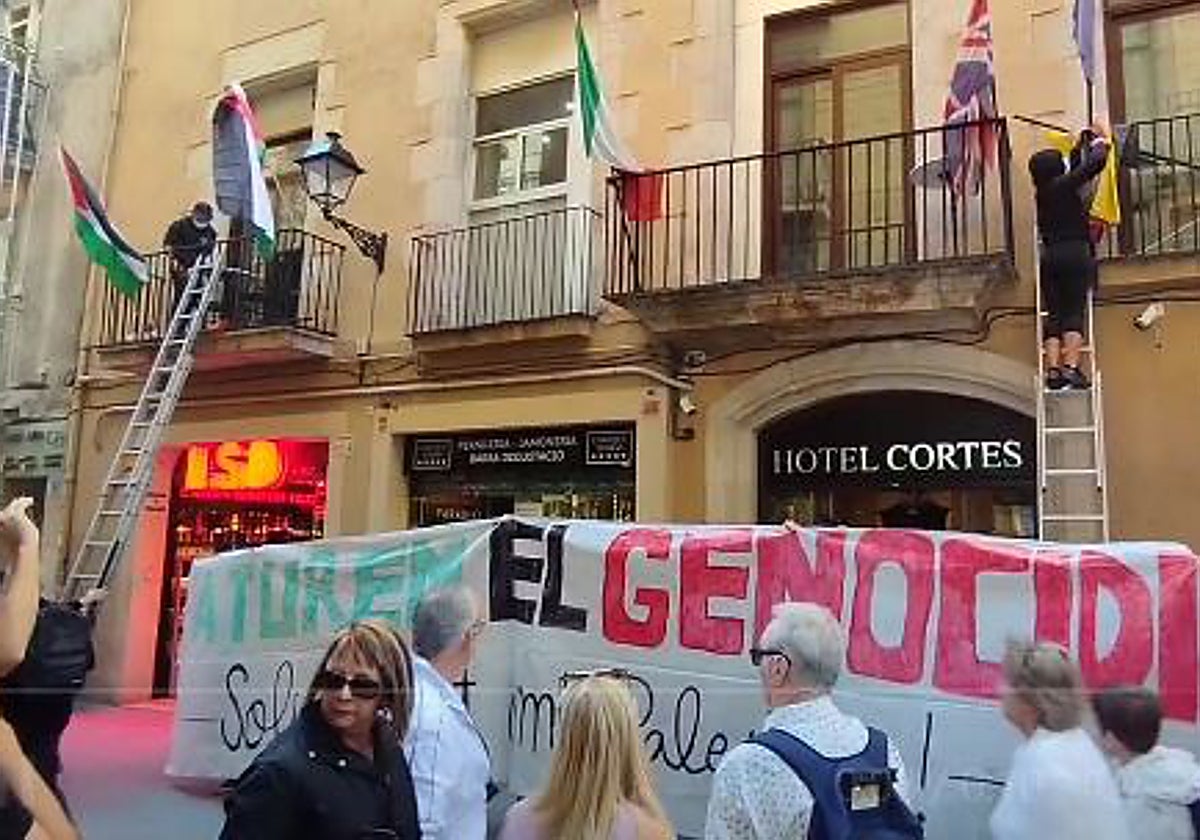 Un momento de la protesta contra el hotel en el centro de Barcelona