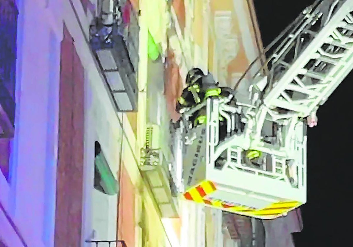 La autoescala de los Bomberos, durante las labores de extinción