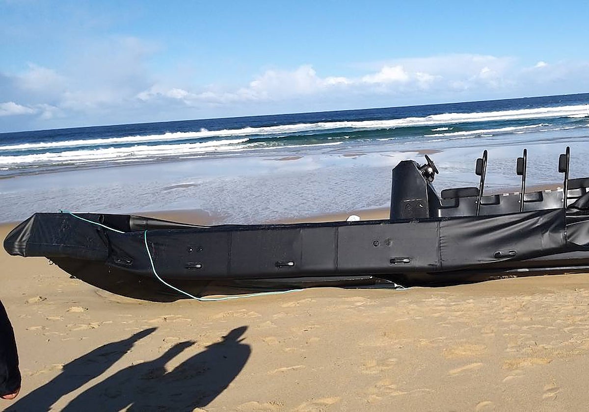 Una planeadora varada en la playa de Espiñeirido, entre los municipios coruñeses de Ribeira y Porto do Son