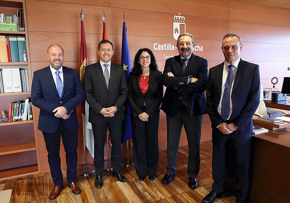 Carlos Velázquez, con el consejero de Sanidad, Jesús Fernández Sanz, con responsables de la Junta y el Ayuntamiento