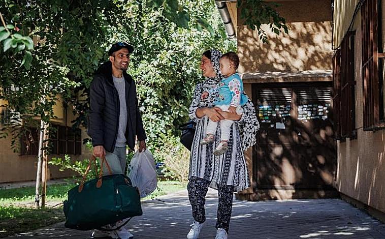 Imagen principal - «Quiero que encuentres a esta familia». La portada que se cruzó en el camino de Shadab y cambió su vida