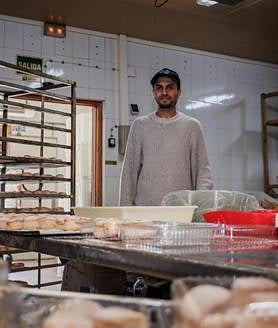 Imagen secundaria 2 - «Quiero que encuentres a esta familia». La portada que se cruzó en el camino de Shadab y cambió su vida