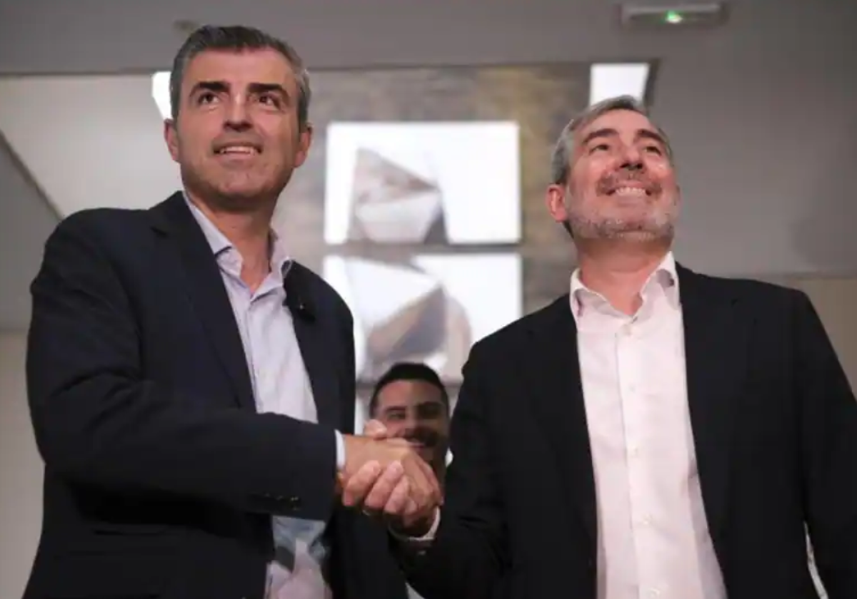 El presidente del PP canario, Manuel Domínguez (i) y el secretario general de Coalición Canaria, Fernando Clavijo