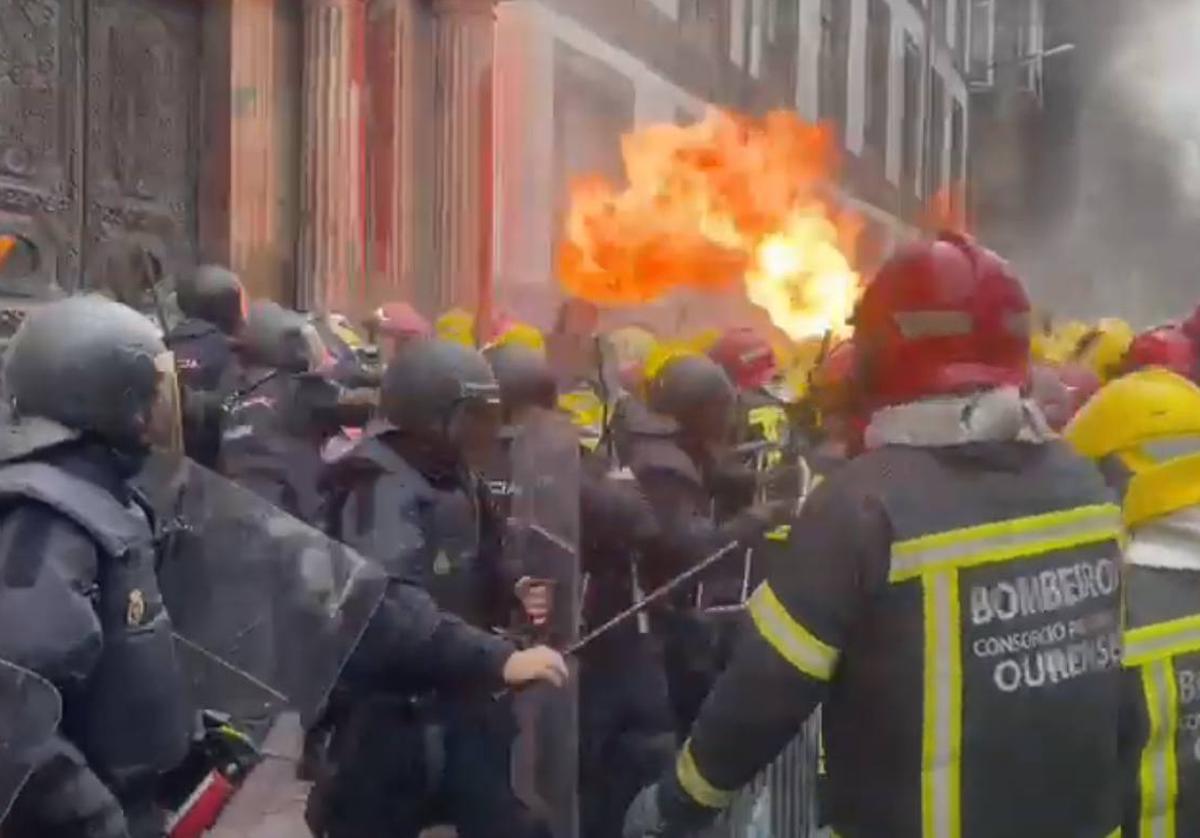 Batalla campal entre bomberos y policía durante una protesta en Orense