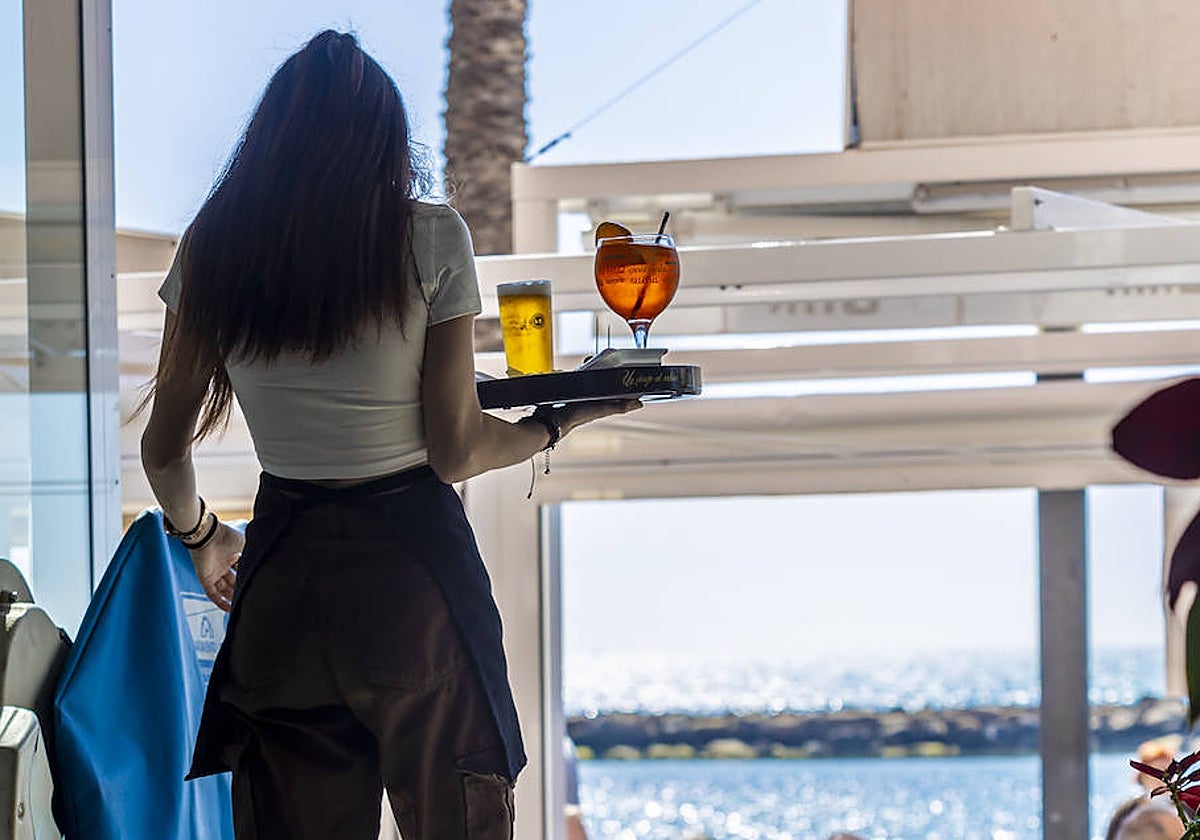 Imagen de archivo de una camarera en un local de hostelería