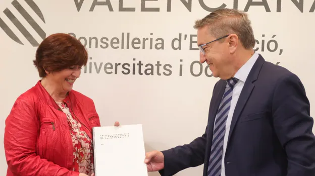 La presidenta de la Academia Valenciana de la Lengua (AVL), Verònica Cantó, y el consejero de Educación, José Antonio Rovira, este lunes tras su reunión en Valencia.