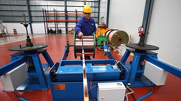 Un trabajador en una máquina de precintado de cobre en unas instalaciones de Cunext