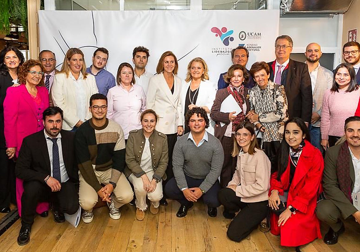 Cospedal, en el centro, durante el acto de inauguración. Entre los asistentes, Carmen Riolobos y Agustín Conde