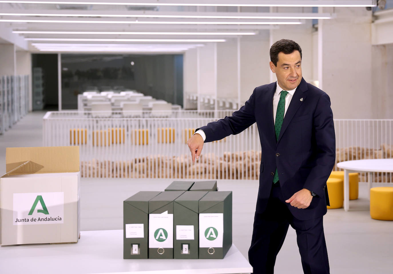 Fotos: Juanma Moreno estrena el traslado documental a la Biblioteca &#039;Grupo Cántico&#039;