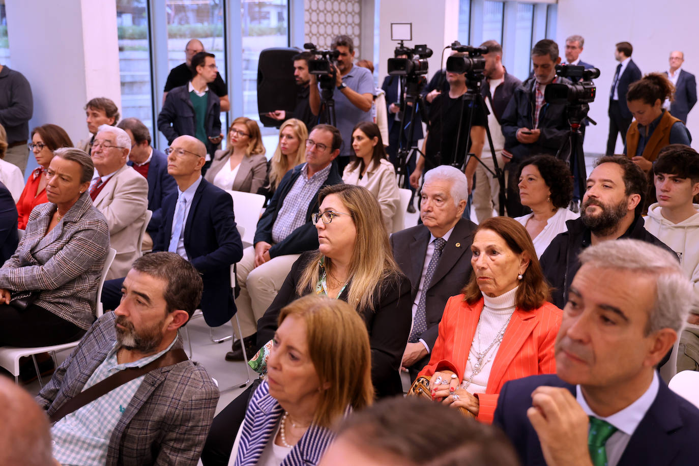 Fotos: Juanma Moreno estrena el traslado documental a la Biblioteca &#039;Grupo Cántico&#039;