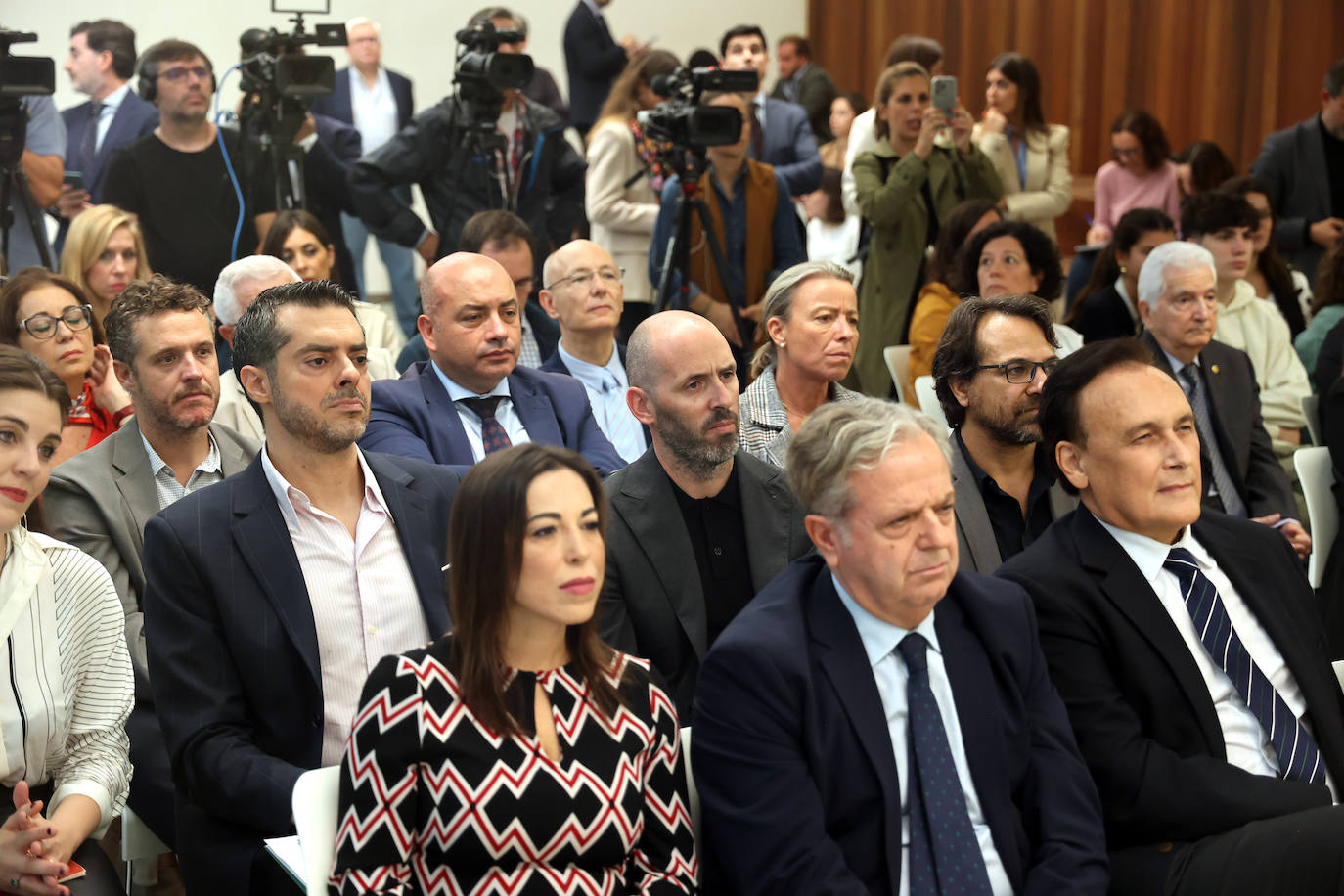 Fotos: Juanma Moreno estrena el traslado documental a la Biblioteca &#039;Grupo Cántico&#039;