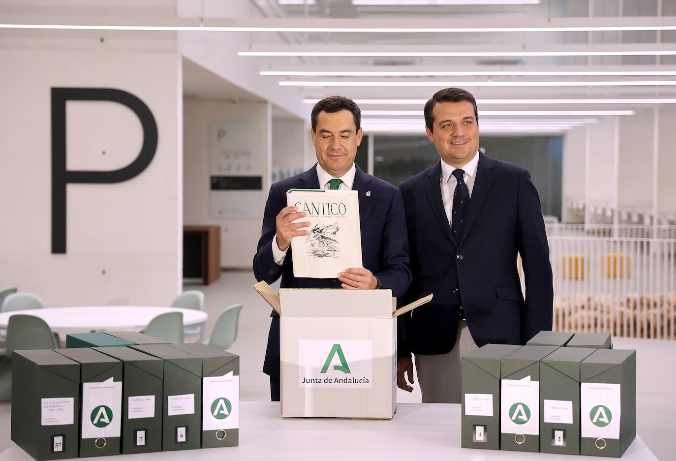 Fotos: Juanma Moreno estrena el traslado documental a la Biblioteca &#039;Grupo Cántico&#039;