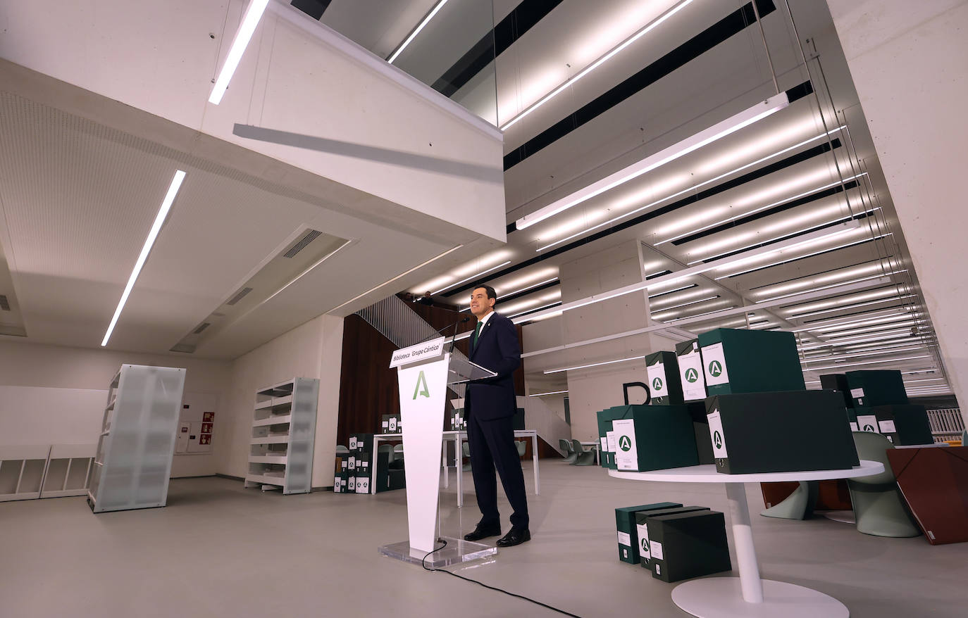Fotos: Juanma Moreno estrena el traslado documental a la Biblioteca &#039;Grupo Cántico&#039;