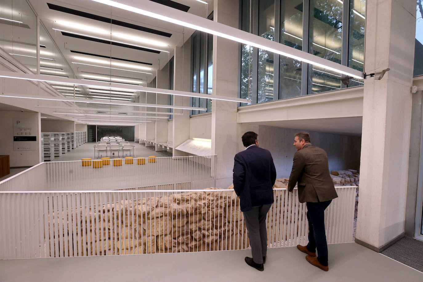 Fotos: Juanma Moreno estrena el traslado documental a la Biblioteca &#039;Grupo Cántico&#039;