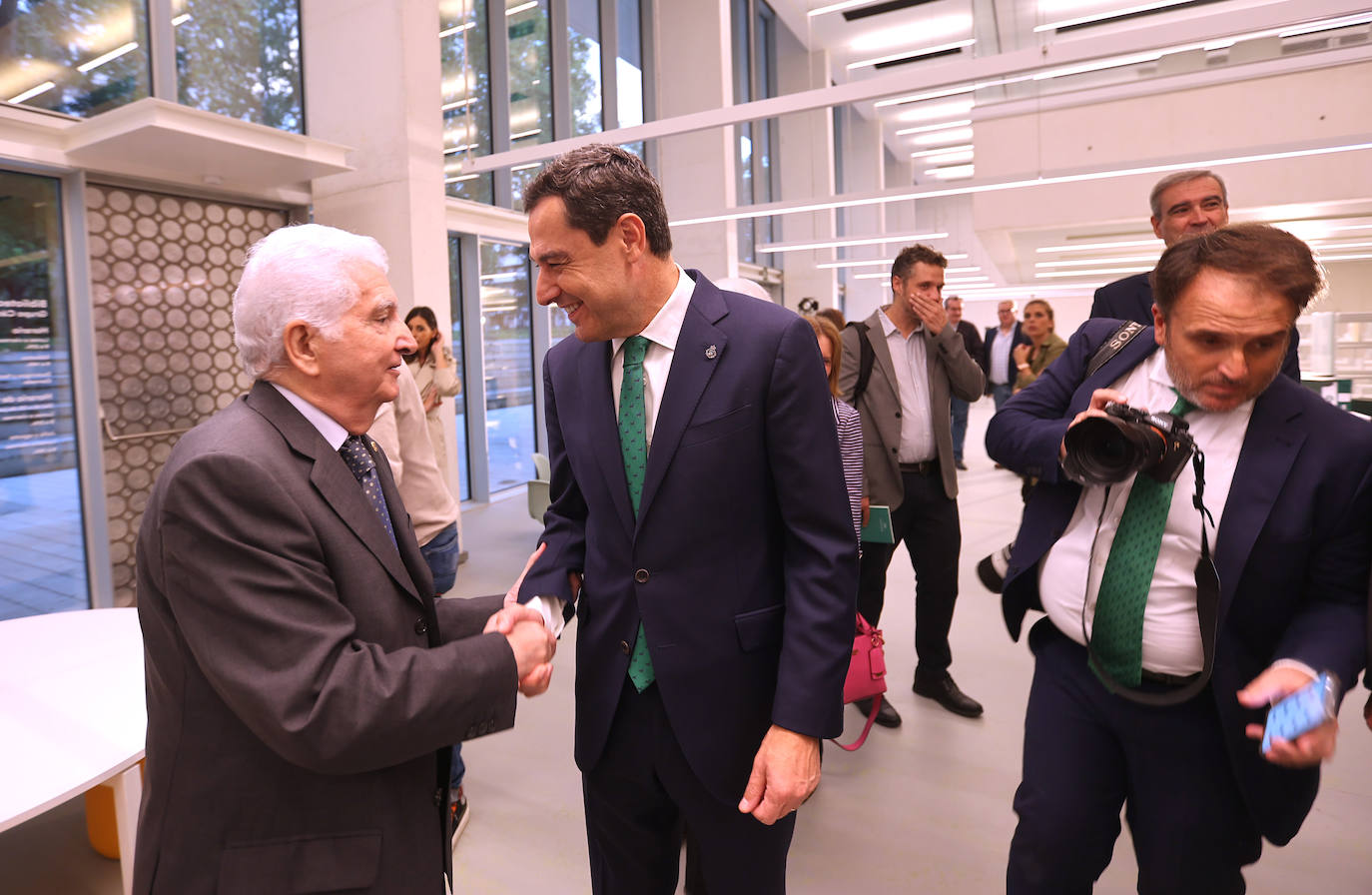 Fotos: Juanma Moreno estrena el traslado documental a la Biblioteca &#039;Grupo Cántico&#039;