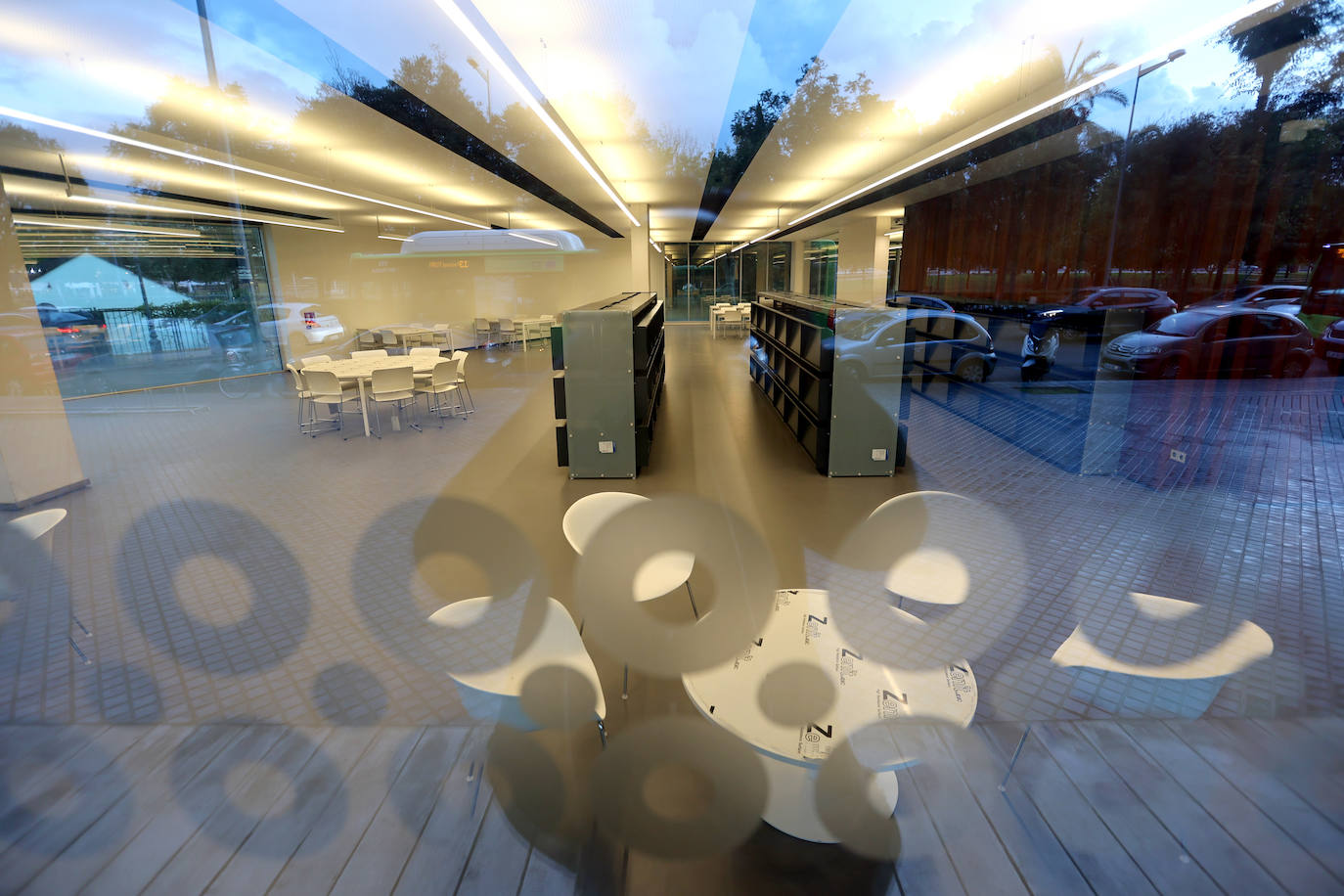 Fotos: Juanma Moreno estrena el traslado documental a la Biblioteca &#039;Grupo Cántico&#039;