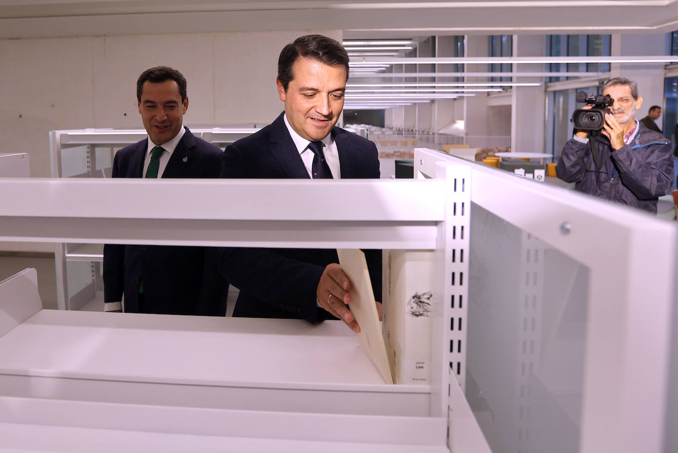 Fotos: Juanma Moreno estrena el traslado documental a la Biblioteca &#039;Grupo Cántico&#039;