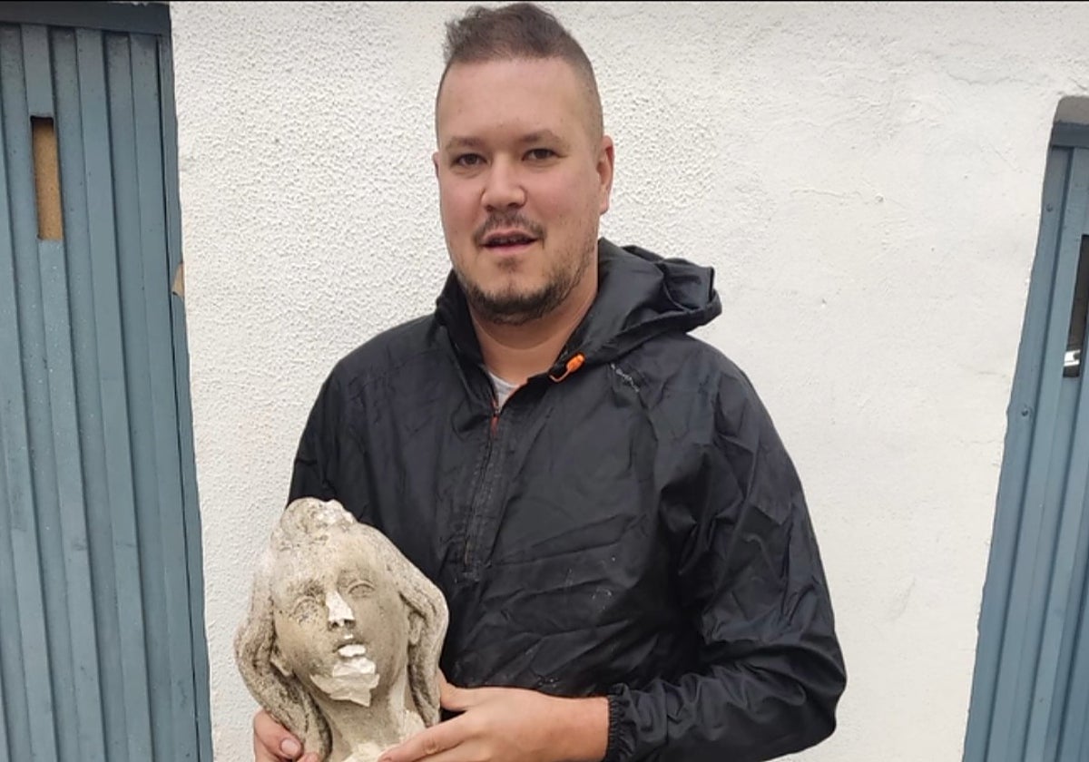 Javier Ayala sujeta la cabeza del San Rafael caído en el Alpargate tras haberla rescatado