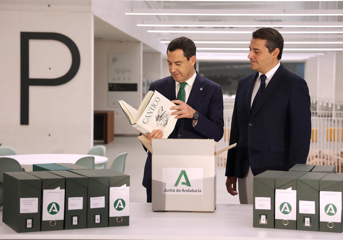 El presidente andaluz, Juanma Moreno, deposita una edición especial de Grupo Cántico