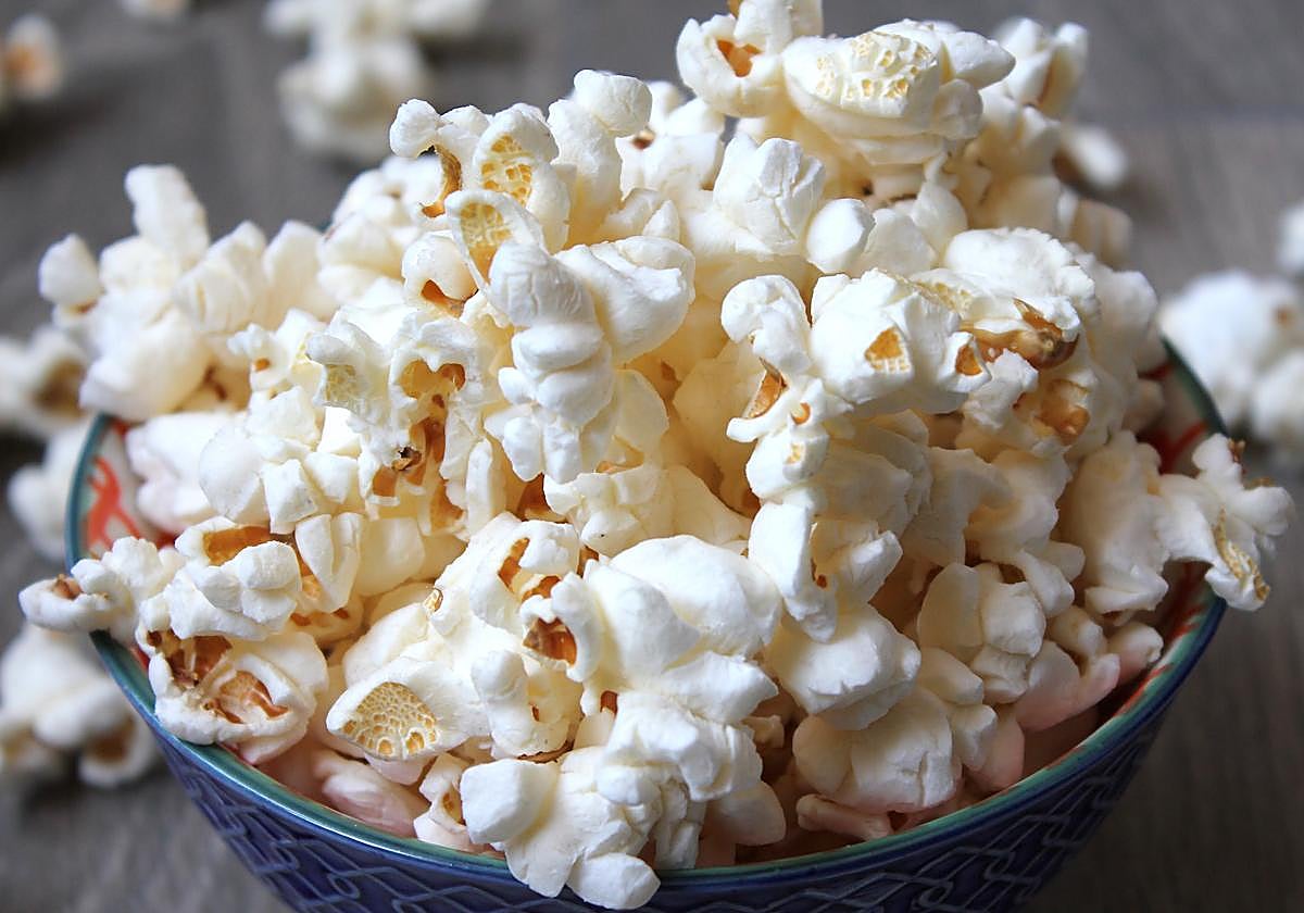 Un cuenco con palomitas de maíz