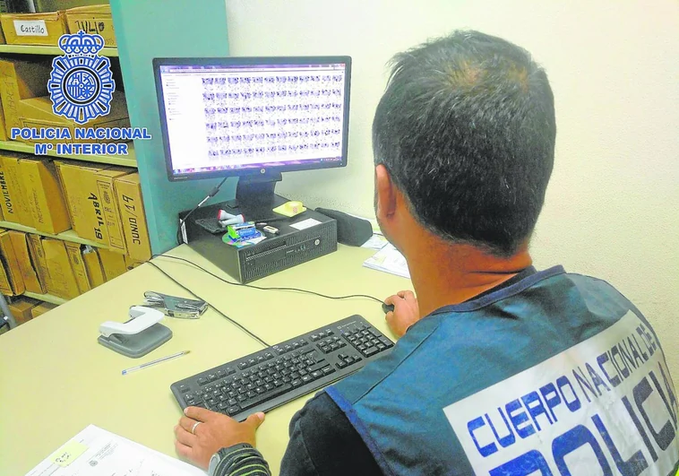 Un agente de la Brigada Central de Cibercrimen de la Policía Nacional