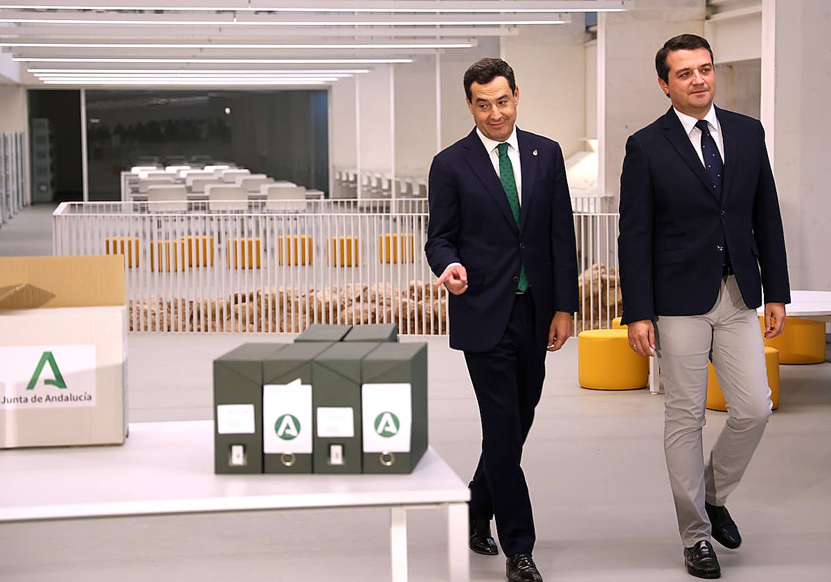 Fotos: Juanma Moreno estrena el traslado documental a la Biblioteca &#039;Grupo Cántico&#039;