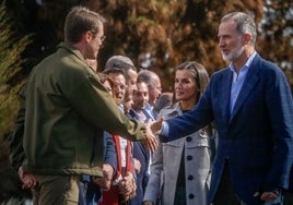 Los Reyes homenajean en Tenerife a los 'héroes' del incendio: «Sois un ejemplo de lo mejor de nuestra sociedad»