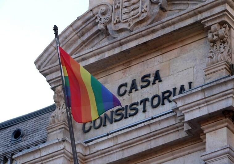 El TSJ de Castilla y León avala la instalación de la pancarta LGTBI en el Ayuntamiento de Valladolid en 2021 y 2022